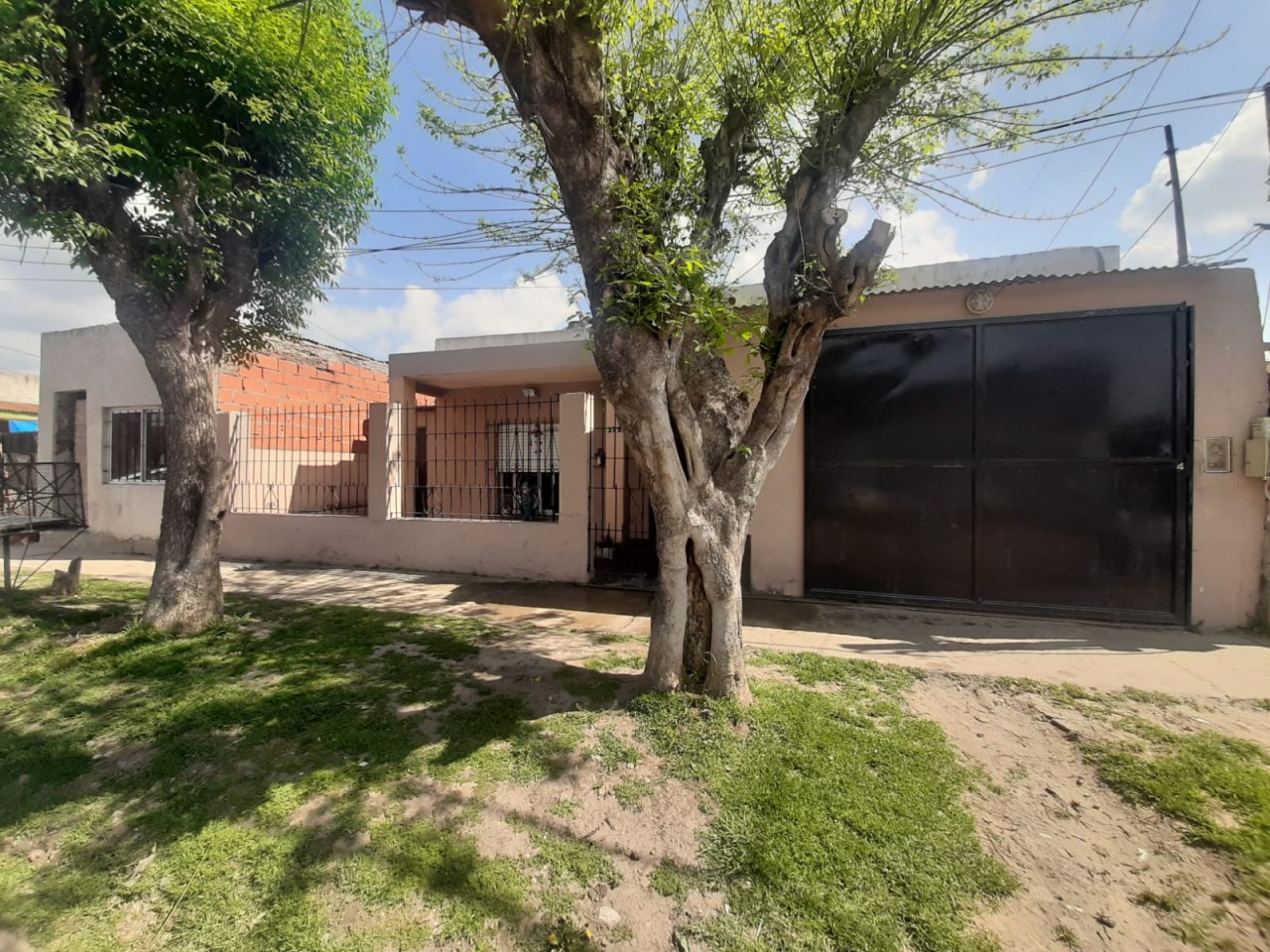 CASA APTA CRÉDITO , SOBRE TERRENO DE 300Mt2 , a 350 mt de (RUTA 24) HIPOLITO IRIGOYEN, (transitan varias líneas de colectivos), a 150 mts de Potosi, a 10 minutos de la estación  de José C Paz