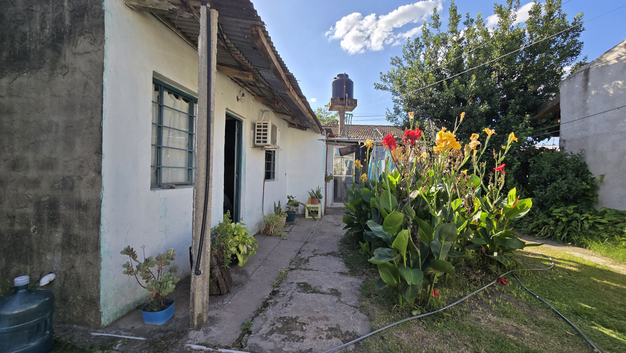 Propiedad con local, casa y departamentos en José C. Paz, a 300 mts de Av. Hector y a 800 mts de la Facultad de Medicina de José C. Paz - UNPAZ.-