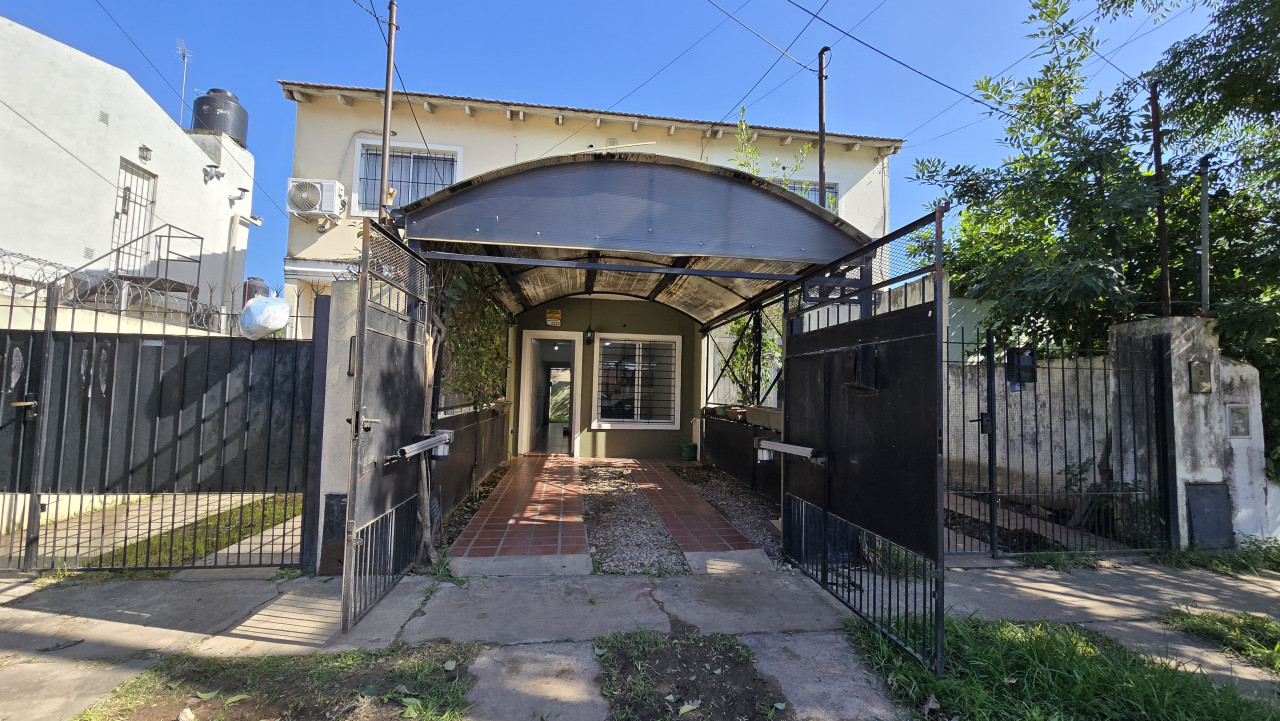 AMPLIO DUPLEX DE 3 AMBIENTES + ALTILLO + COCHERA + PATIO