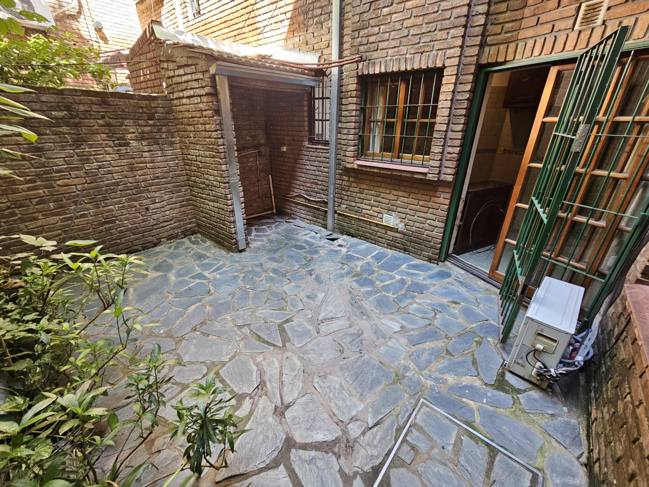 VENTA AMPLIO DEPARTAMENTO 2 AMBIENTES EN PLANTA BAJA CON PATIO - SAN MIGUEL (M1375)