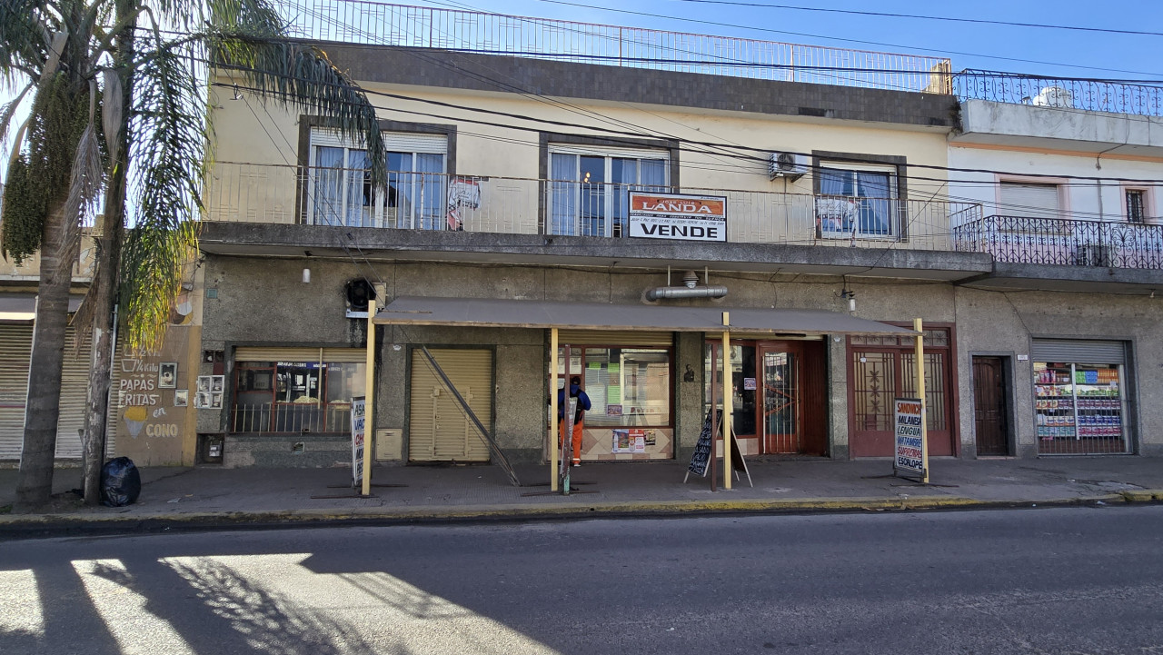 VENTA PROPIEDAD CON DOS LOCALES Y CASA EN EXCELENTE ESTADO